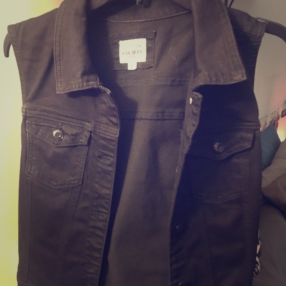 Black short women’s vest